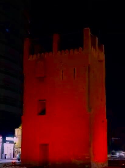 إضاءة القلعة المربعة (مربعة عجمان) باللون الأحمر بمناسبة اليوم العالمي للثلاسيميا 